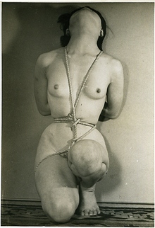 81-4(少女目かくし)立膝正面