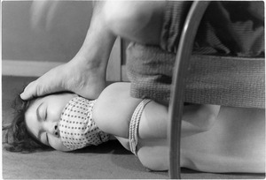 147-10 東浦ひかる(椅子下2)c